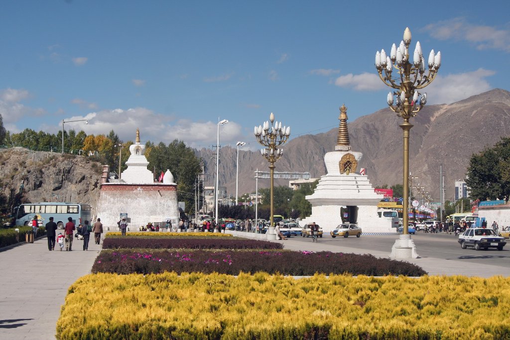 23-The stupa west of the Potala Palace.jpg - The stupa west of the Potala Palace